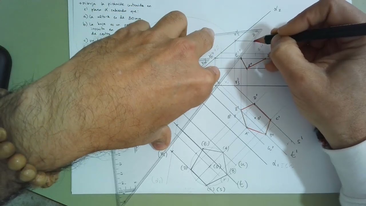 Pirámide pentagonal apoyada en un plano oblícuo