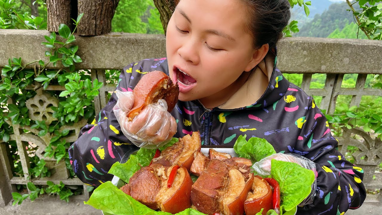 歐妹2斤豬肉做紅燒肉，配上一盆萵苣，一口辣椒兩口肉吃得嘴流油Have delicious braised meat today