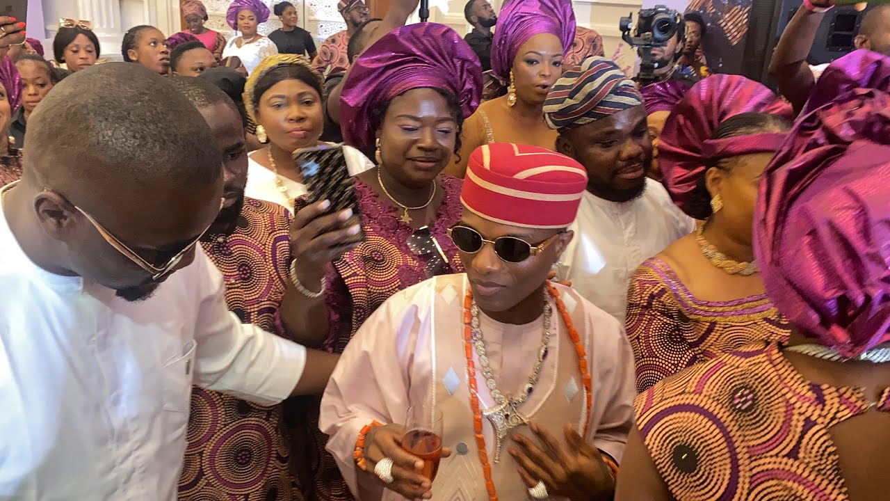 WIZKID HONORS HIS ELDER SISTER AT THEIR LATE MOTHER BURIAL CEREMONY