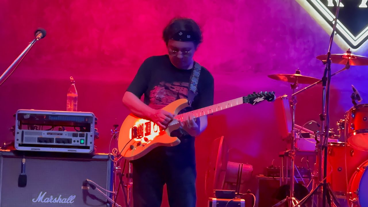 พี่ป๊อบ The Sun สุดยอดมือกีตาร์ โชว์โซโล่น้องเหลืองตัวนี้บนเวที #fender #popthesun #ป็อปหินเหล็กไฟ