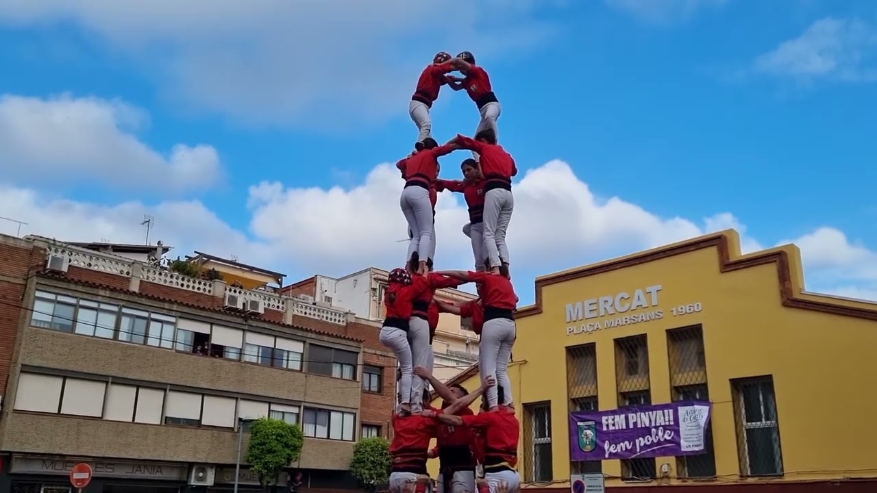Castellers de Barcelona: 4 de 7 amb l'agulla carregat - Diada de Primavera a Cornell&agrave; (15/04/2023)