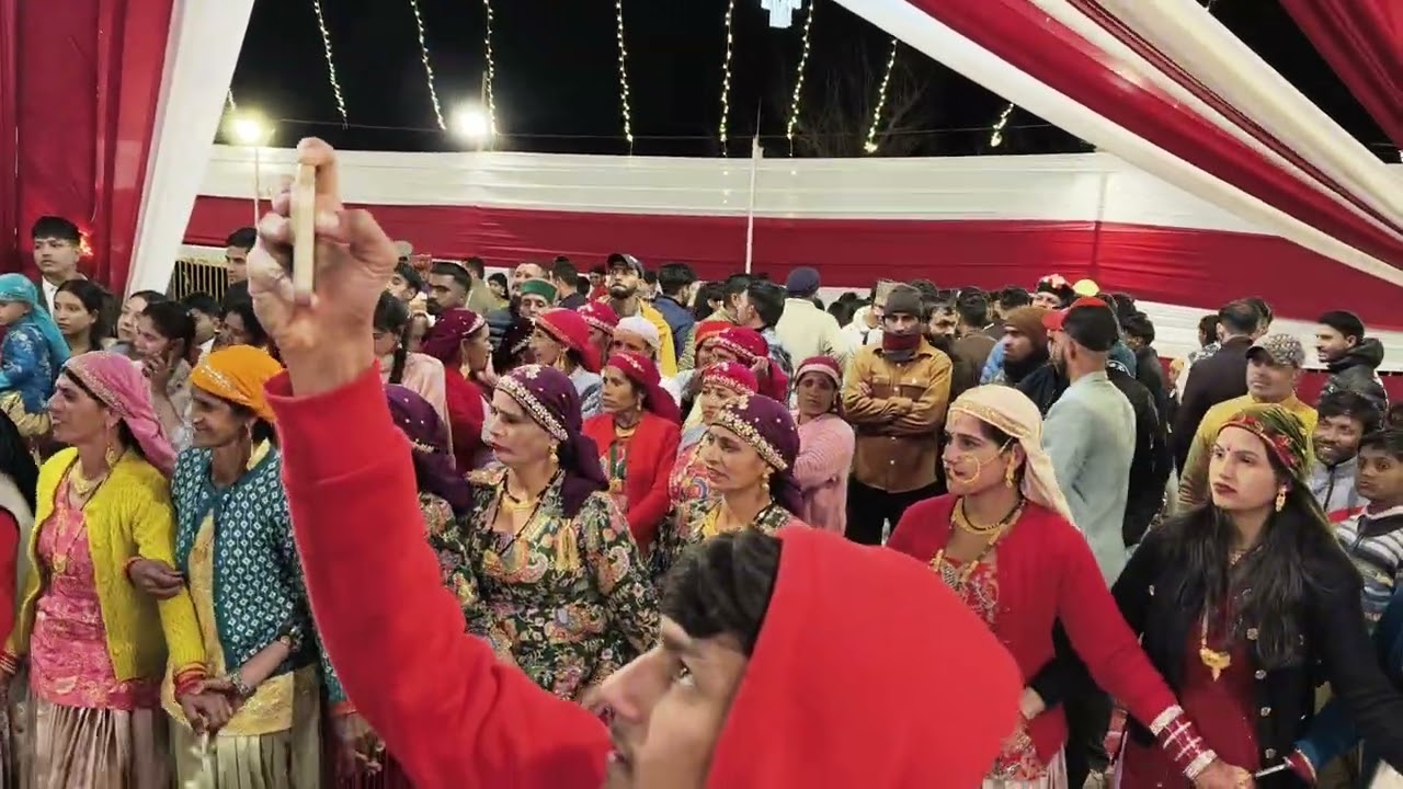 जौनसार से आए हुए बाराती मेहमानों ने जौनपुर में तांदी लगाकर दी शानदार प्रस्तुति 