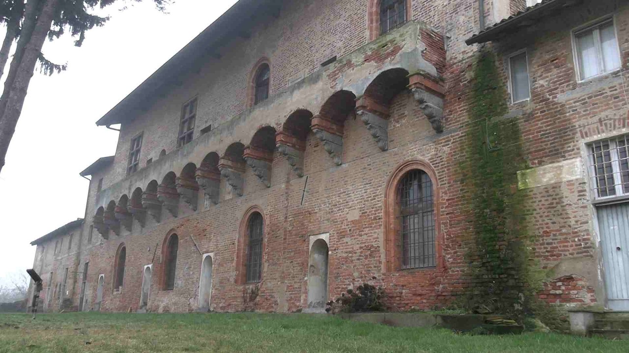 Pavia, il castello di Mirabello cade a pezzi: cittadino (inascoltato) presenta un esposto in Procura