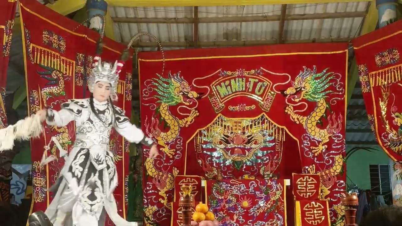 Đoàn tuồng cổ Minh Tơ phục vụ bà con tại Miễu cây Bàng Gò Công Đông