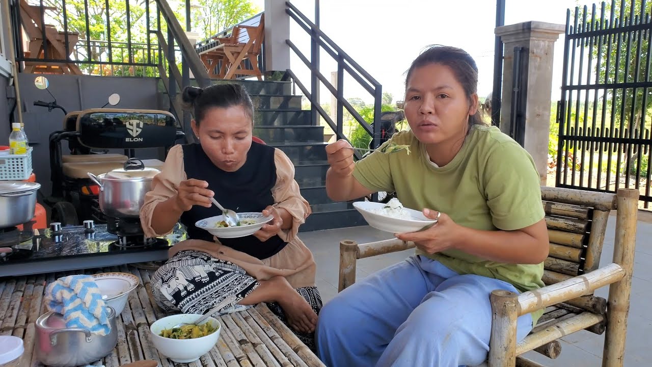 695. ចុងភៅប៉ុកស្លសម្លកកូរ Life in the Cambodian Countryside.