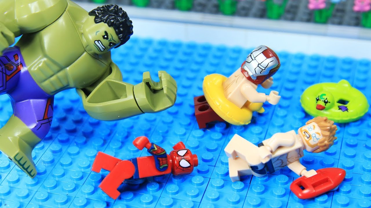Lego Superhero Swimming Pool: Hulk vs Avenger Jumping