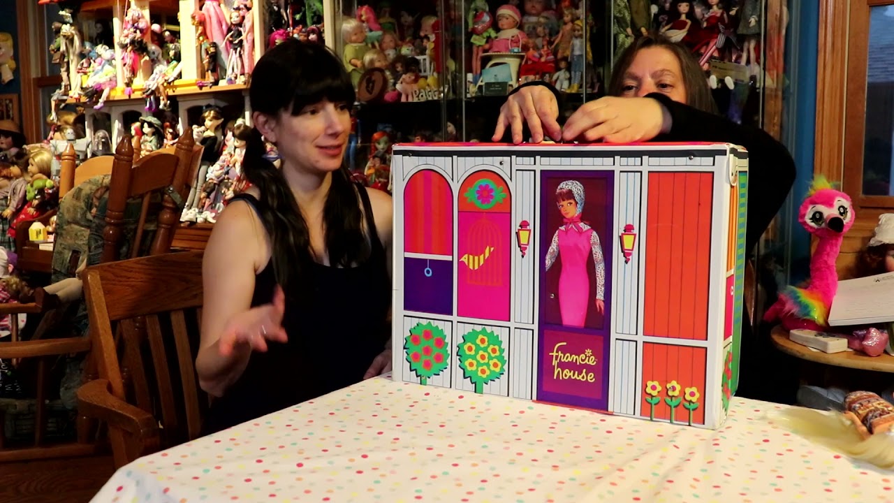 The Reluctant Reviewer and Kewpie83 show you some doll cases