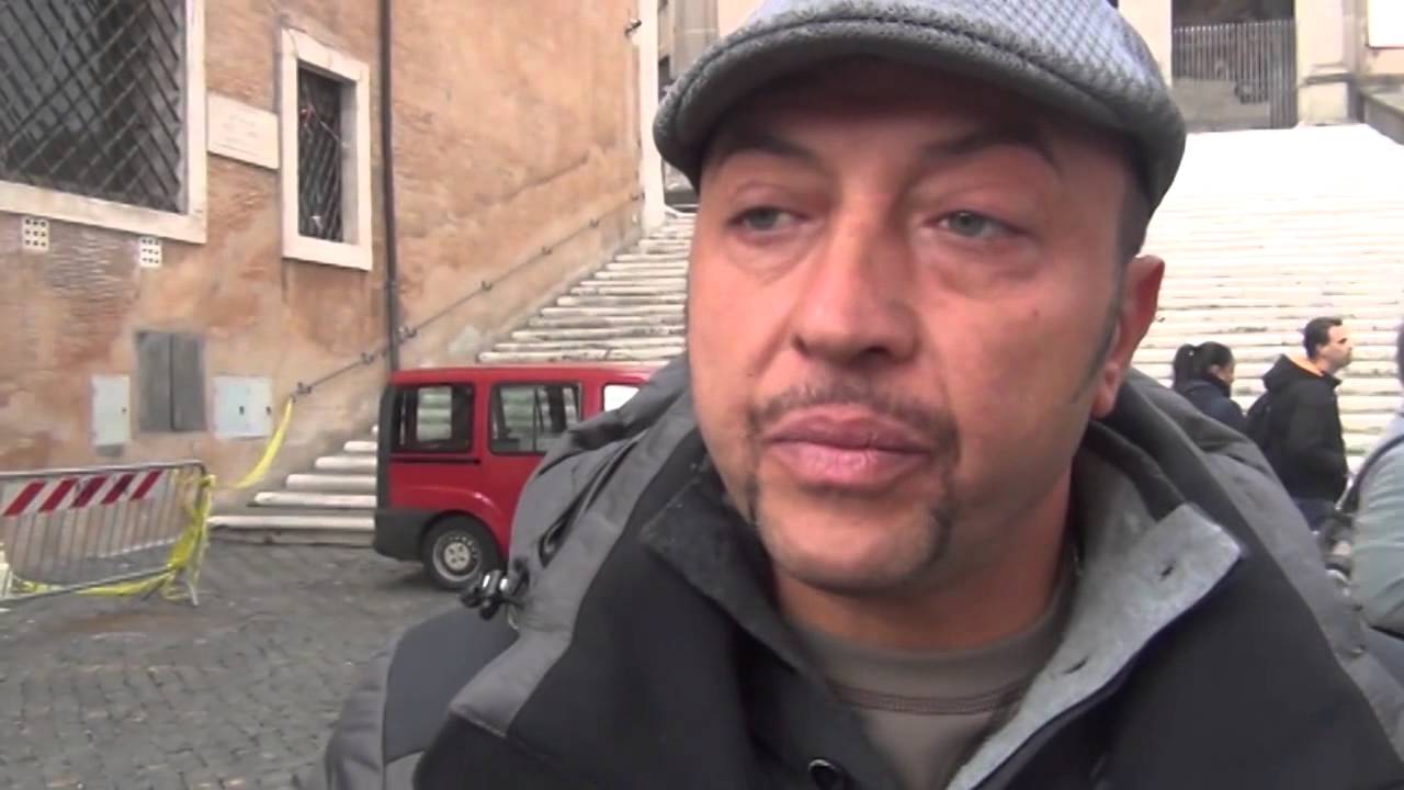 L’uomo salito sul Colosseo: “Ordinanza sospesa, aspettiamo tavolo con Tronca”