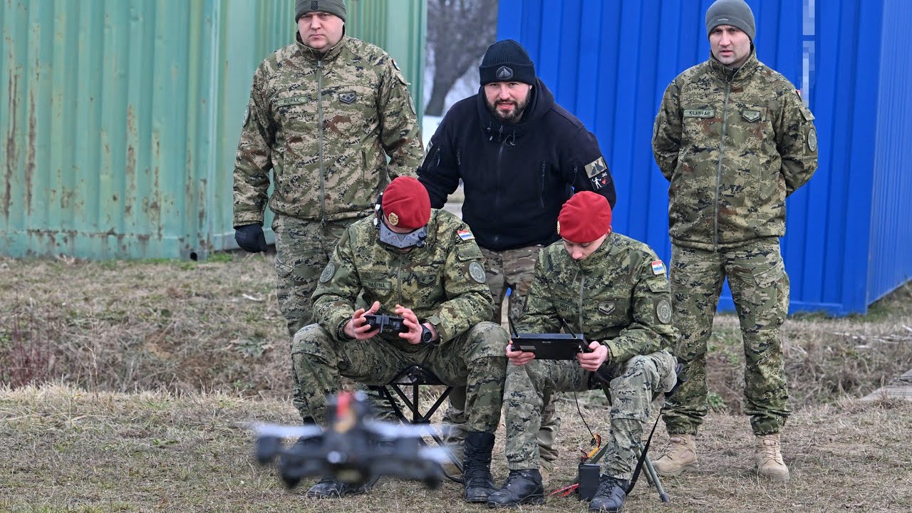 Instruktori za temeljno vojno osposobljavanje na obuci za FPV dronove na Gašincima