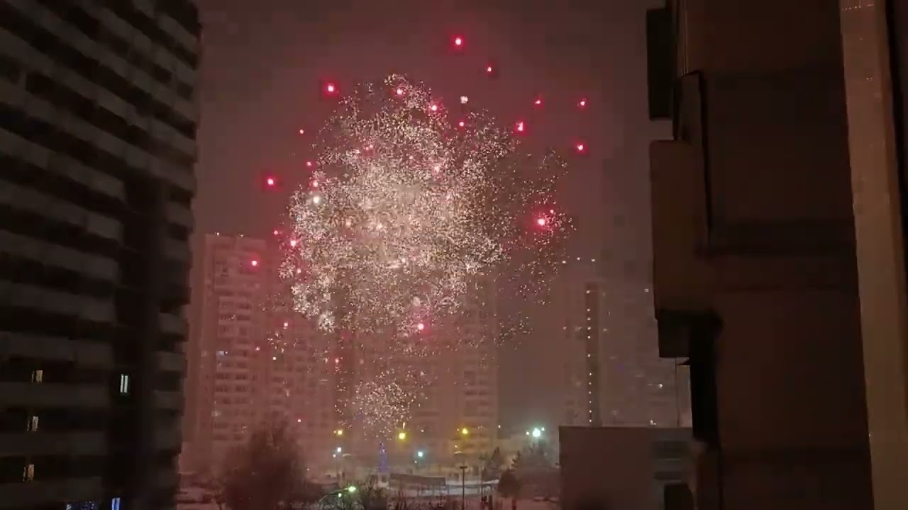 Фейерверки в новогоднюю ночь 2026 Екатеринбург Академ. Вид с окна. Бытовые батареи салютов в кадре.