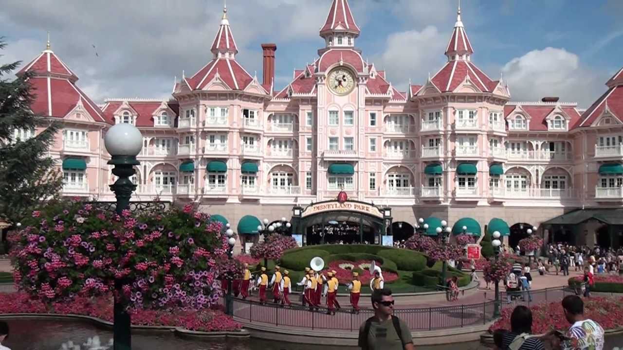 Disneyland Paris - Walking down the middle of Main Street USA in HD