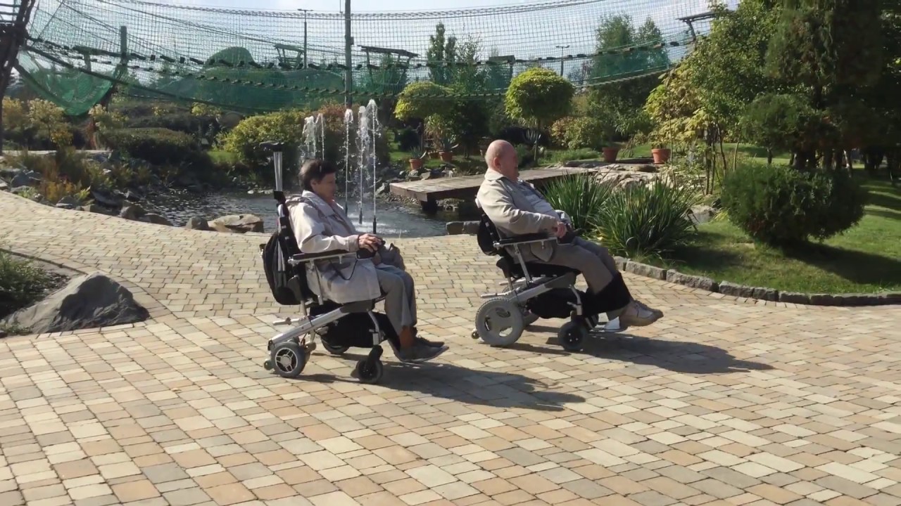 FLEXiThrone eThrone12DW lehký elektrický skládací invalidní vozík na výletě.