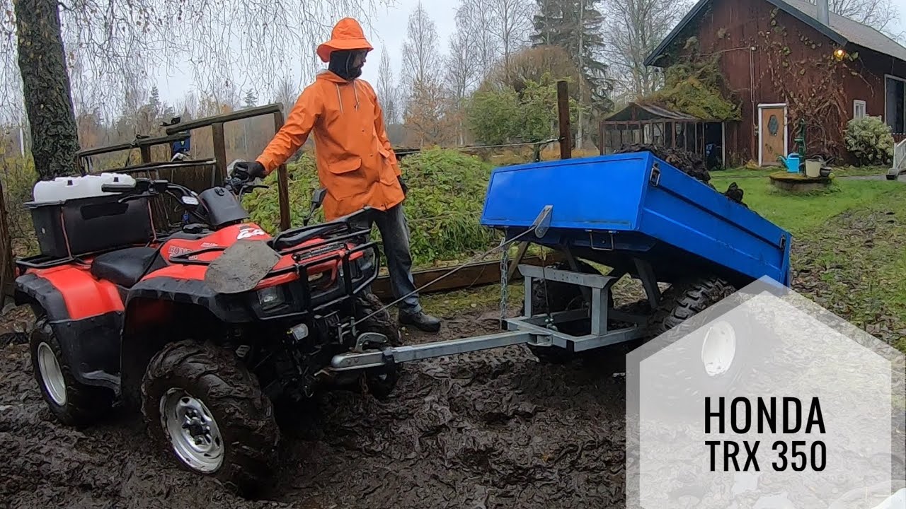 Honda TRX 350 Rancher, lerig hage / muddy pasture.