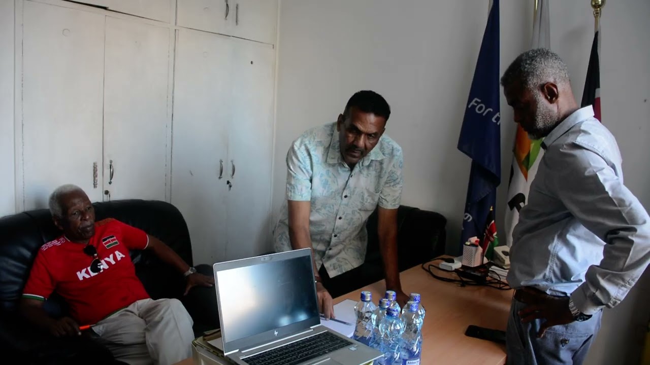 MTAZAME MOHAMMED KHERI ALIVYOWAONGOZA MAGWIJI WA SOKA AFISINI FKF MOMBASA