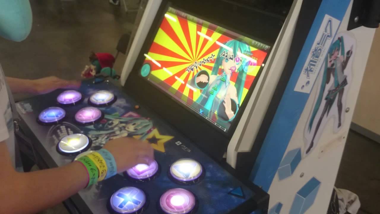 Japan Expo 2015: Project DIVA F 2nd [GAMEPLAY] with pad controller