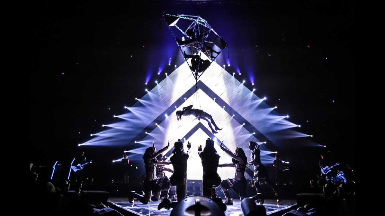 Katy Perry - E.T live in Milan (The Prismatic World Tour)