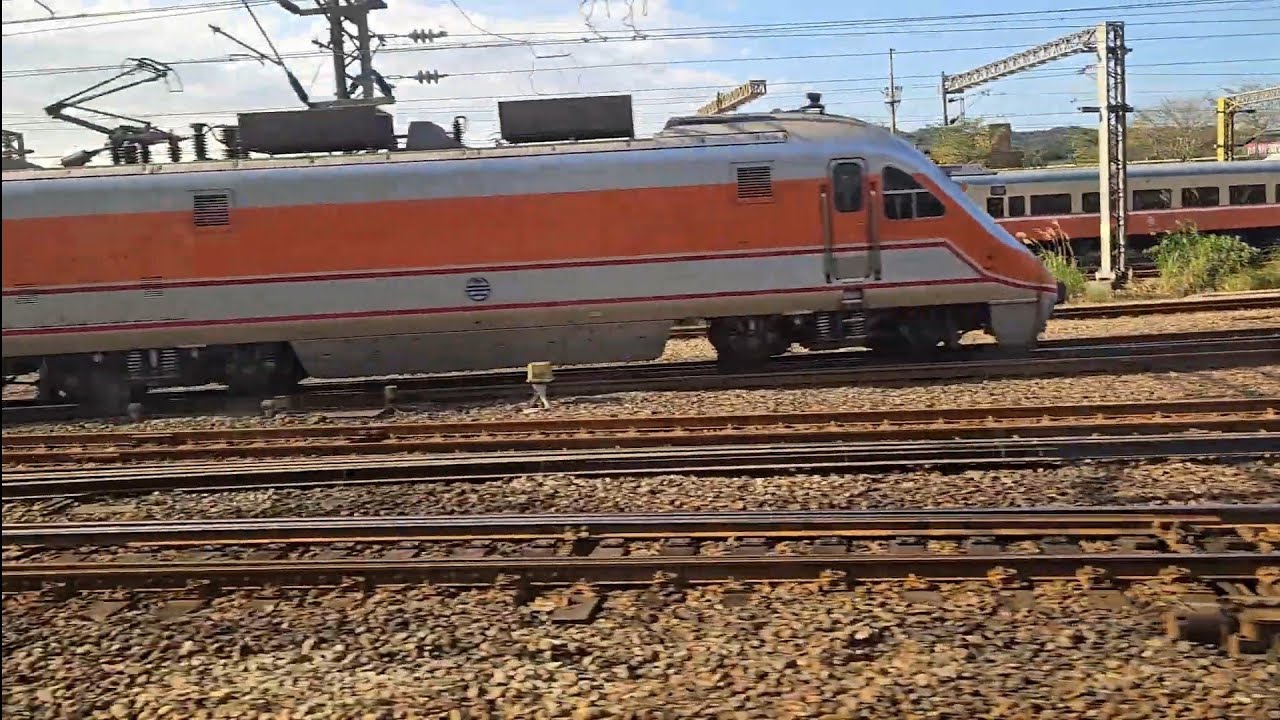 118次屏東發車開往七堵的PPE1001豬頭車王單電豬PP電頭+十二節PP車廂+PPE1008單電豬PP電頭PP自強號，和2174次嘉義開往瑞芳的銀綠色微笑號EMU900型十輛一編組EMU944區間車