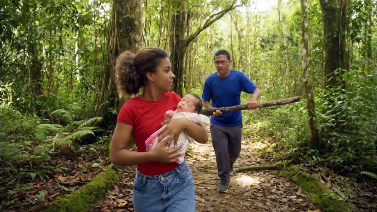 MULHER É PERSEGUIDA POR HOMEM ESTRANHO NA FLORESTA 