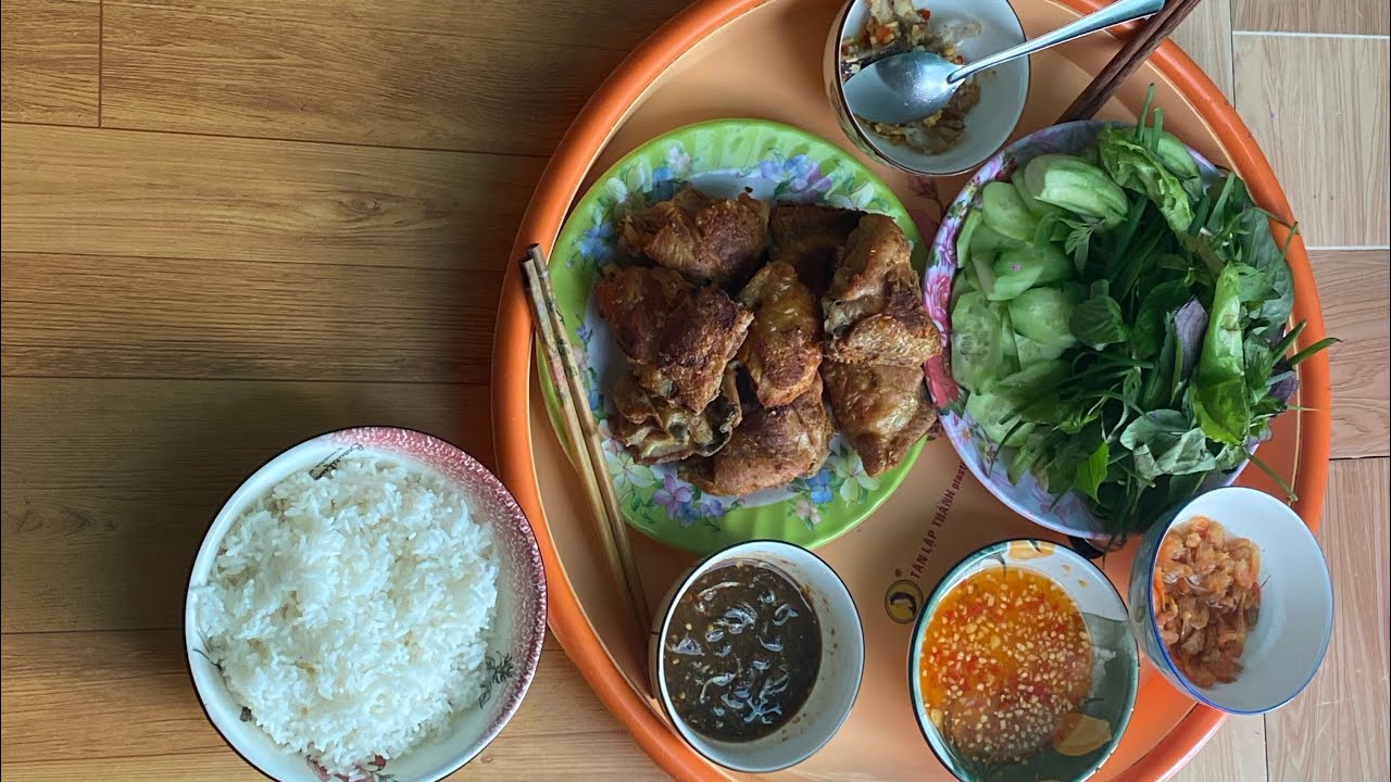 Hôm nay món cơm của hai mẹ con gà chuên với dưa leo chấm mắm cá cơm ngon quá không cương nỏi luôn