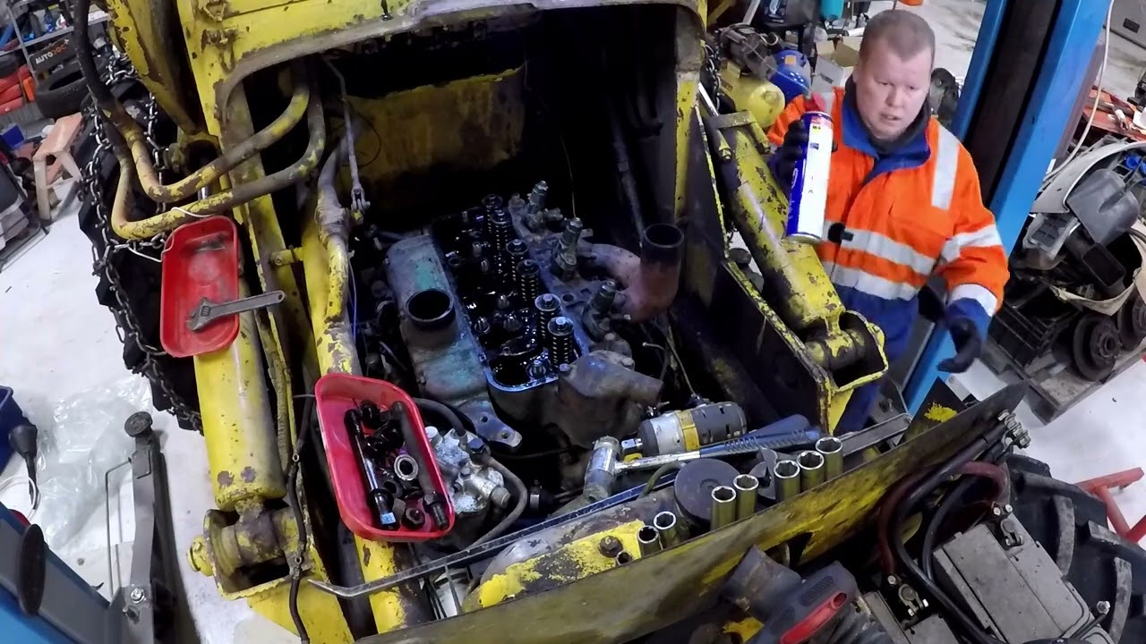 Byter topplockspackningen och kollar dieselspridarna på min Volvo BM640 DEL 2