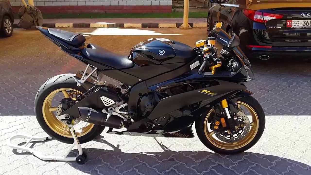 Yamaha R6 preta com dourado - Escapamento Akrapovic.