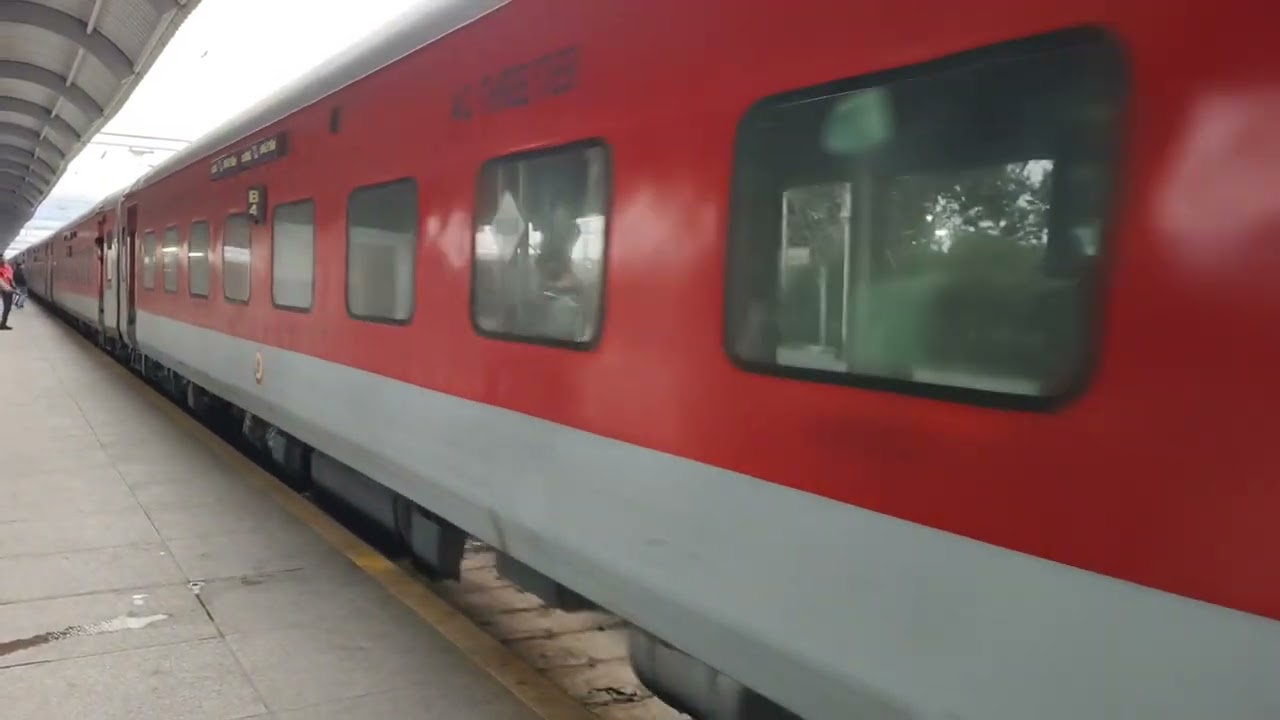 17606 Kachiguda express arrival at Ranikamlapati station 
