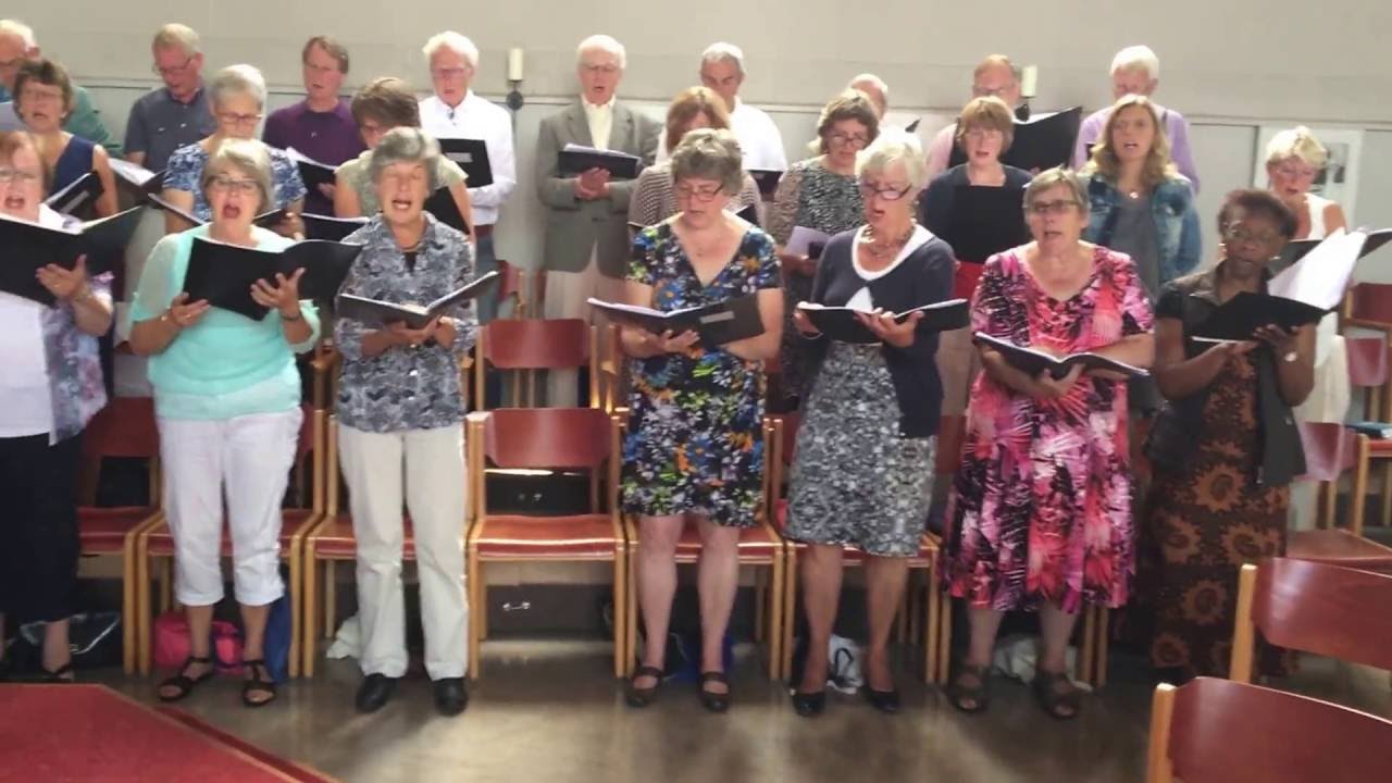 'Voor ieder van ons een plaats aan de tafel' door de cantorij en gemeente PGVoorschoten