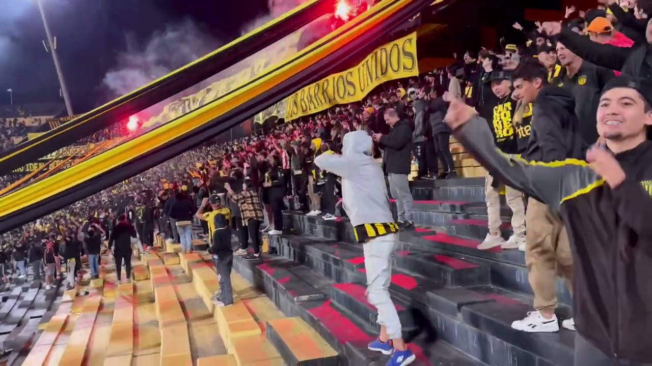 Hinchada De Peñarol vs cerro MUGRIENT@ CAG@N TIRA PIEDRA DE LA B / Campeón Del Siglo