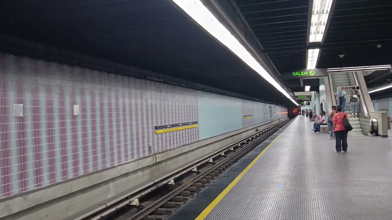 MCCS: Trenes Alstom saliendo y ingresando a la estación Maternidad L2 🟢#viralvideo #video 