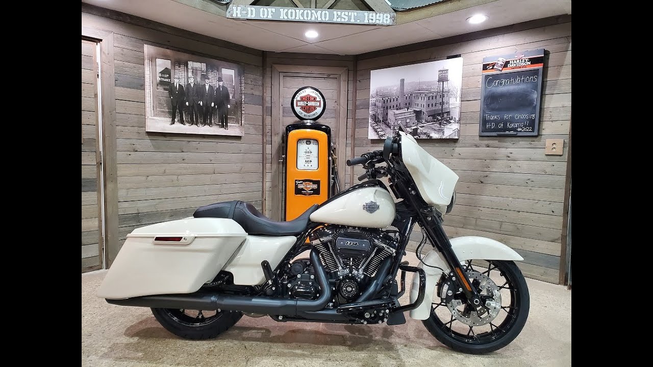 2022 Harley-Davidson Street Glide Special FLHXS-White Sand Pearl.