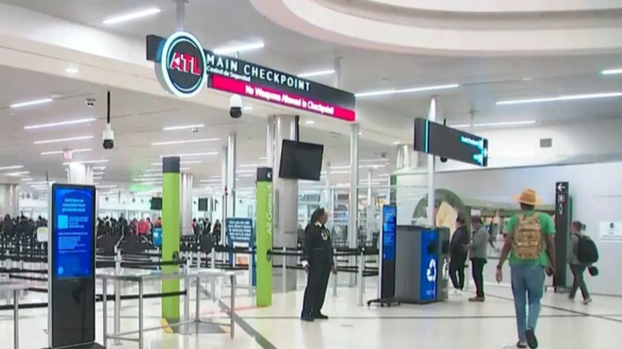 В аэропорту Атланты огромные очереди; зарплаты сотрудникам TSA доставят в понедельник или вторник.