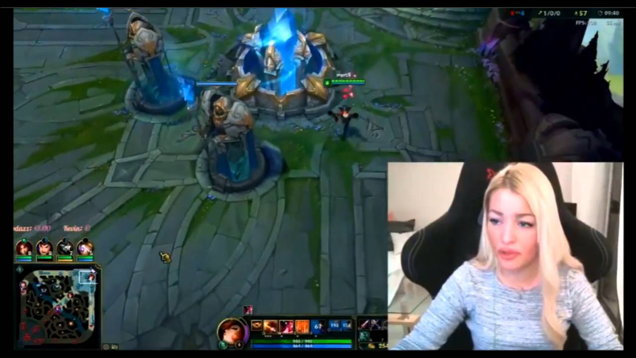 Twitch- League of Legends community toxic? (HelenaLive roasts trolls on stream)