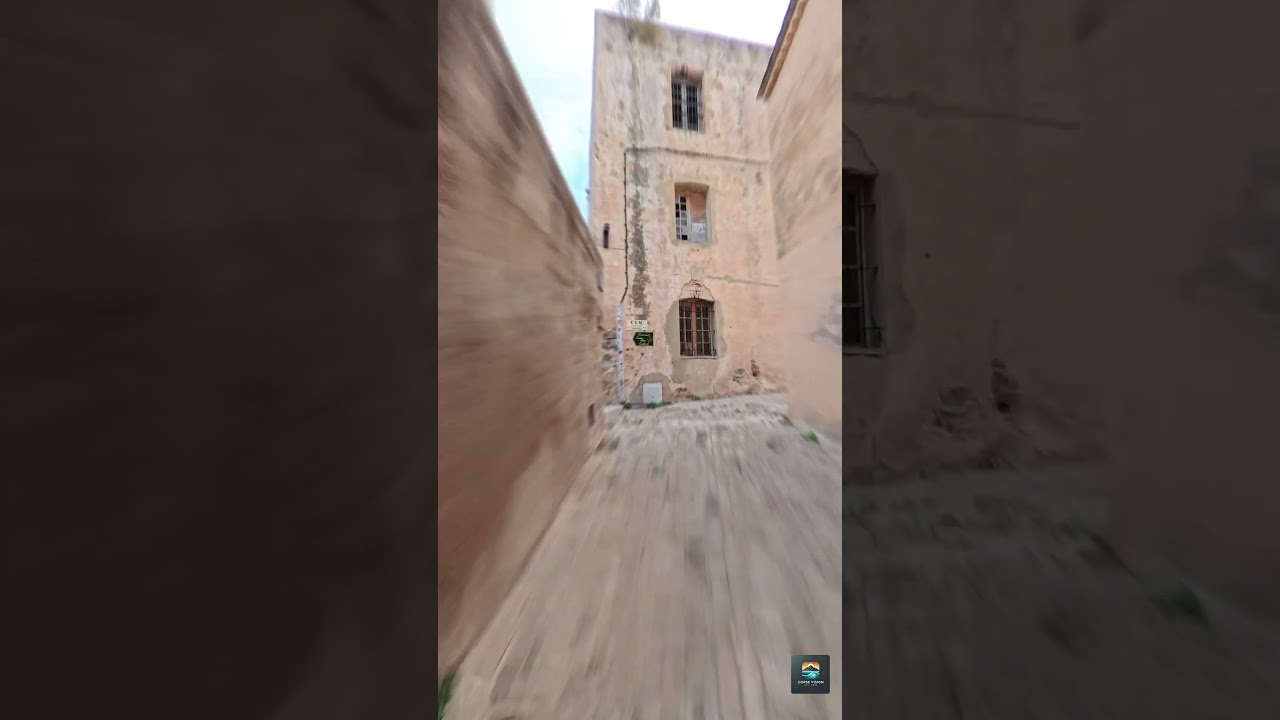 Tu crois conna&icirc;tre Calvi ? Attends de voir &Ccedil;A&hellip; #calvi #corse #rue