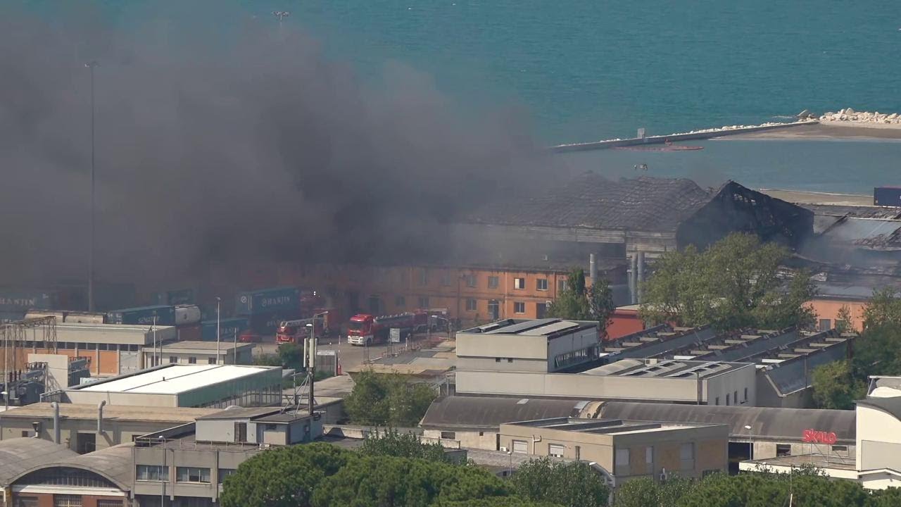 Incendio nel porto di Ancona, il messaggio dagli altoparlanti: 