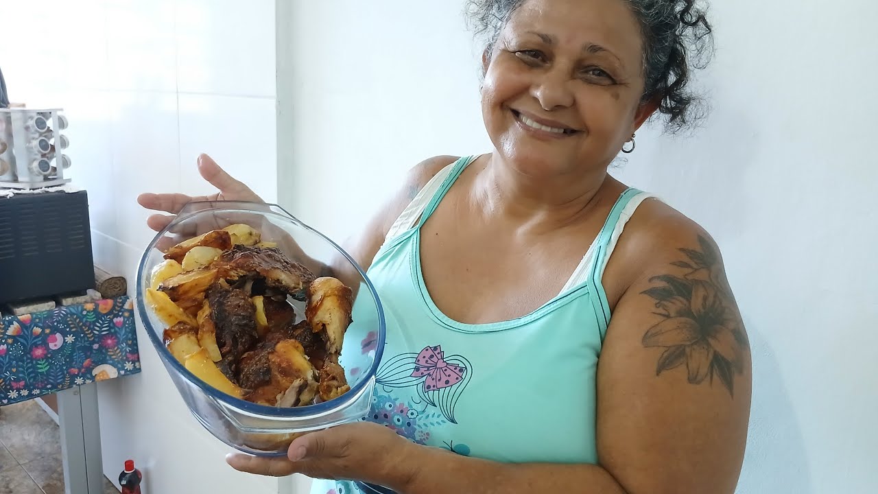COXA E SOBRECOXA ASSADA COM BATATAS NO FORNO ELÉTRICO, ALMOÇO SIMPLES E DELICIOSO.