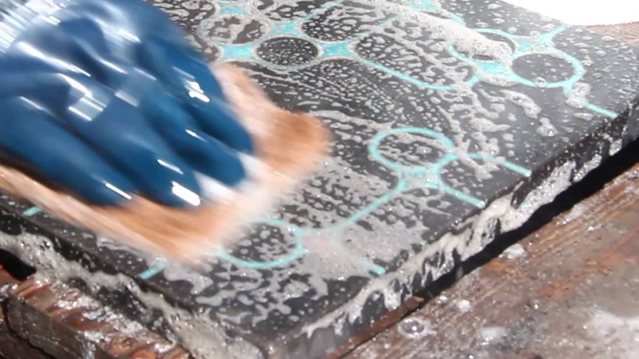 Karak: Vorarlberger brennen einzigartige Fliesen mit Raku-Technik