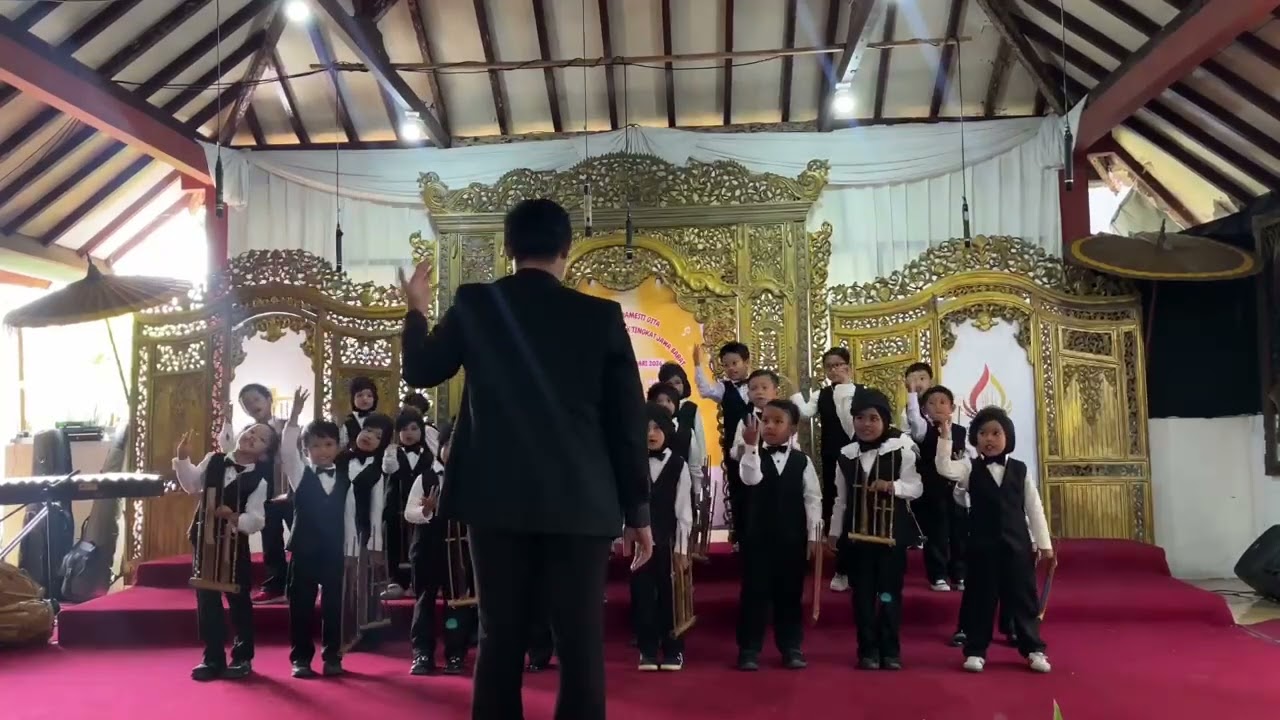 Kaka lomba Angklung 