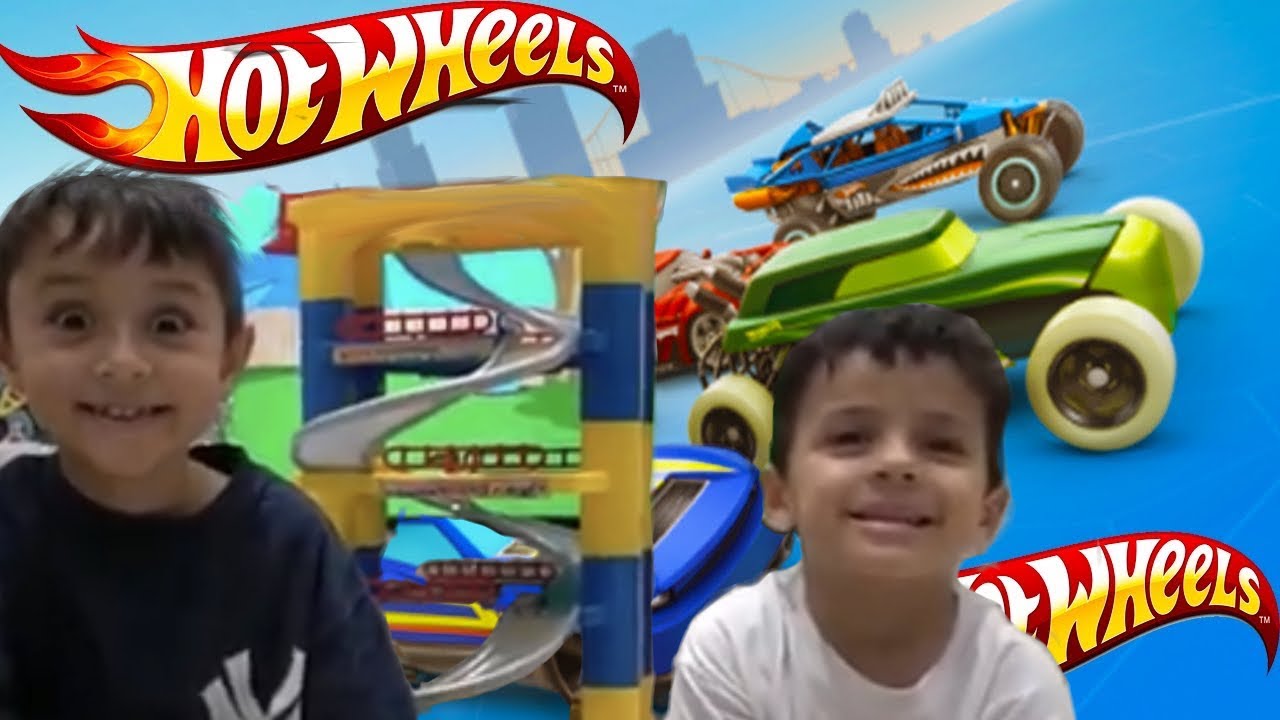Lord and Joe play with their Hot Wheels cars and 6 floors parking Molto and new Garages toy