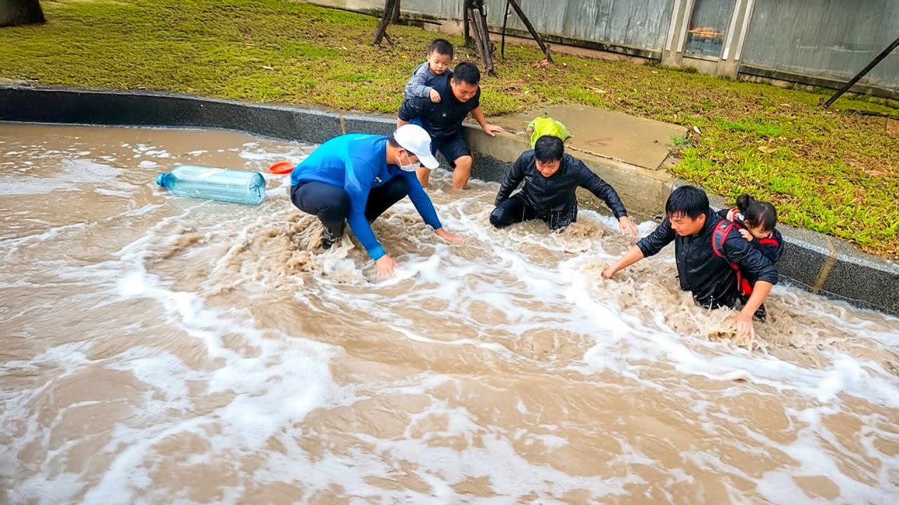 HELP All Villager to Unclog Stuck Sewer for Draining Big Flood On Road