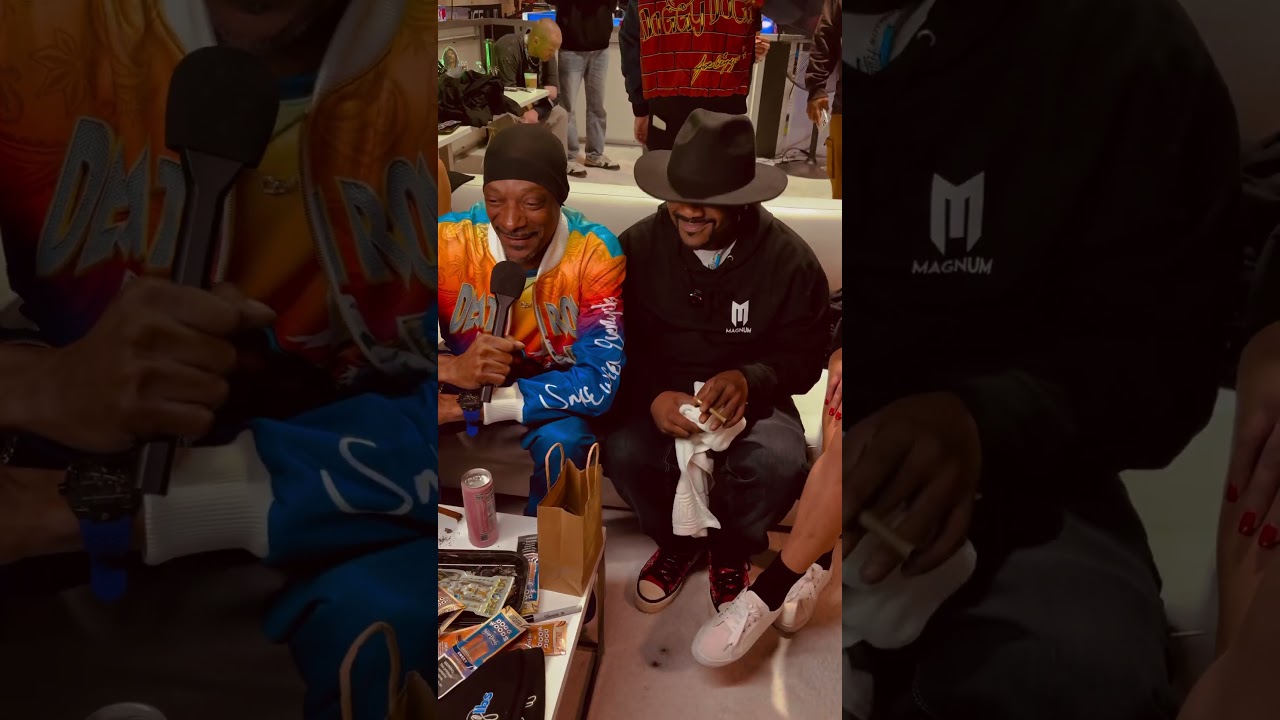 Snoop dogg posted with his cousin Ray J at Champs trade show in Las Vegas #champs #snoopdogg