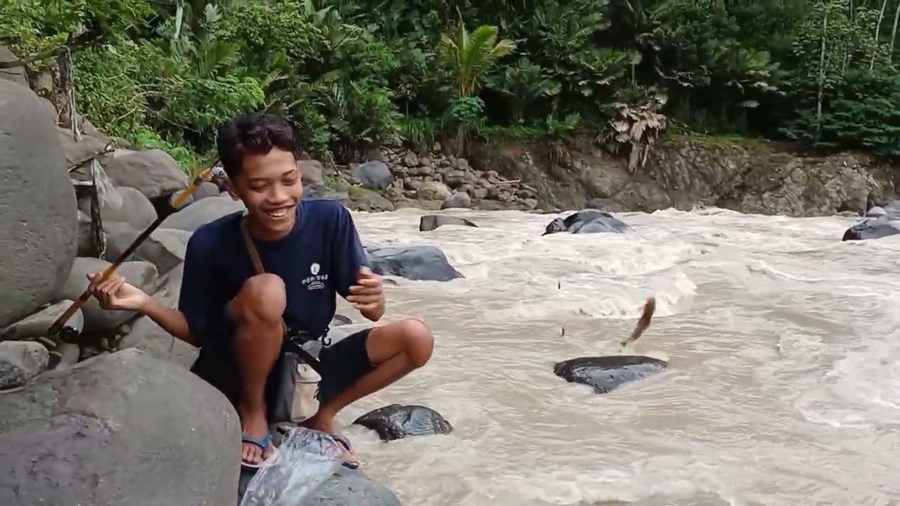 Full strek! mancing di kali banjir tapi ikanya gacor parah🔥🔥#mancing #fishing #mancingkali #sungai 