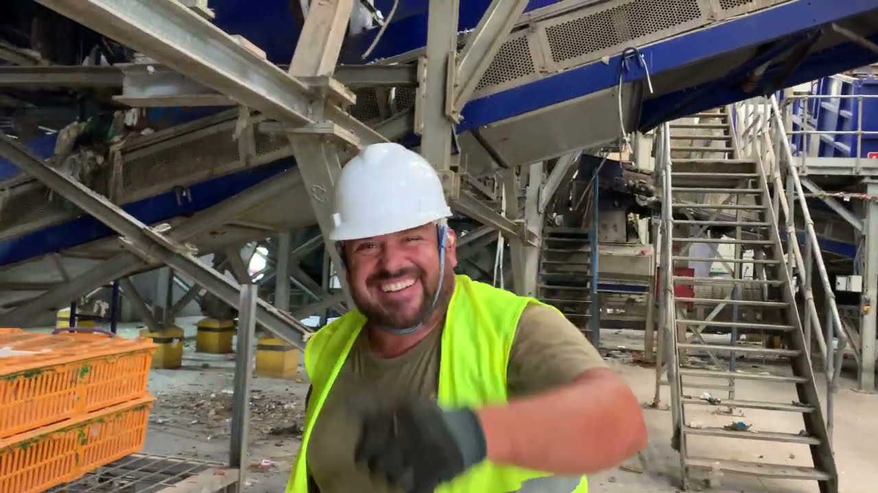 Camperos esta tarde estamos vaciando la jaula en la planta de reciclaje.Y El Pencho barriendo😂😂😘