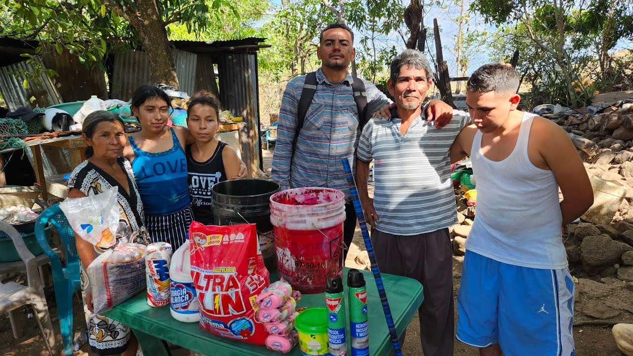 Juan perez compra productos de limpieza para esta familia y los pone a trabajar