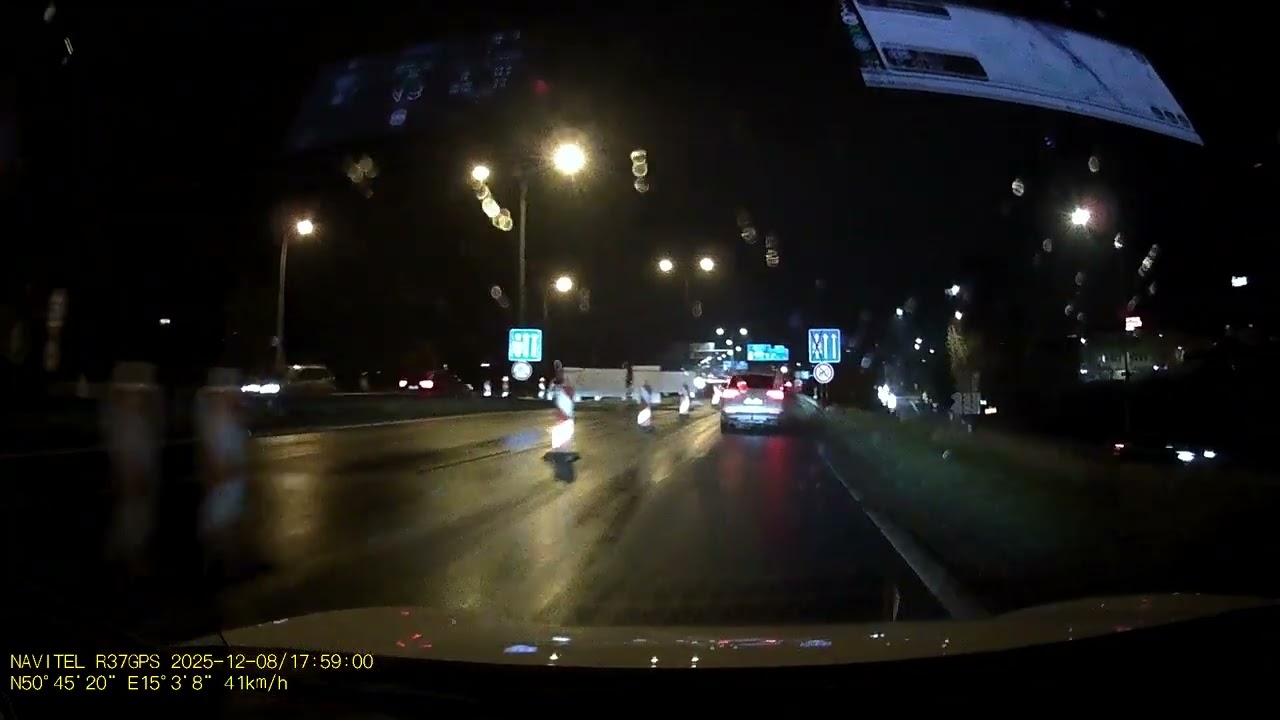 NAVITEL R37 GPS - noc ve městě