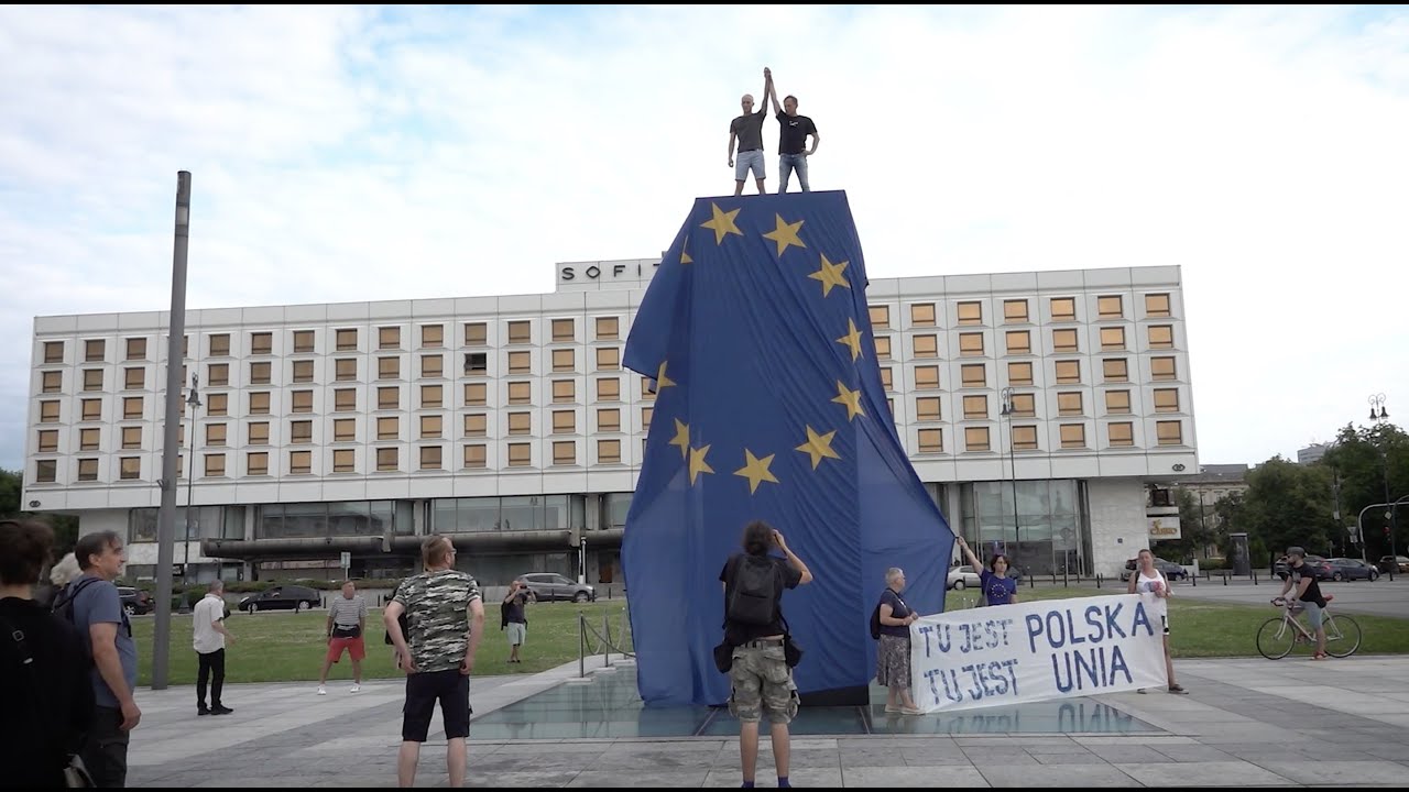 Flaga Unii Europejskiej przykryła „smoleńskie schody”.