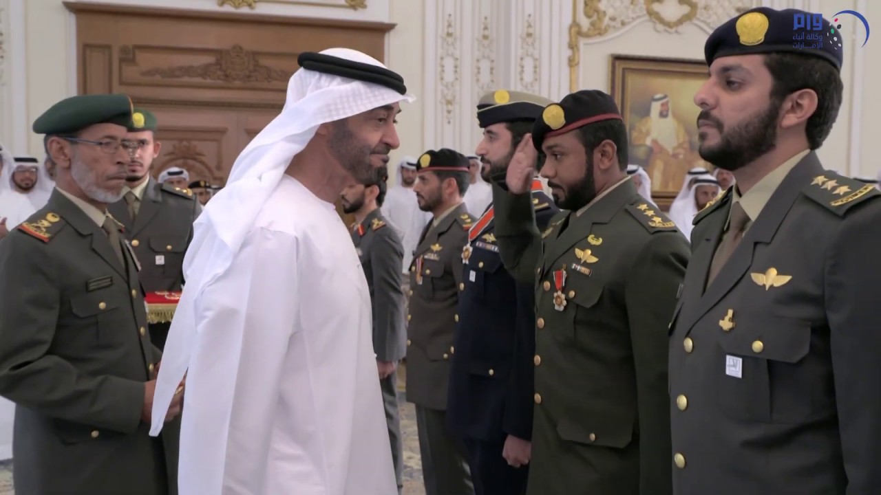 محمد بن زايد يقلد عددا من منتسبي القوات المسلحة أوسمة 
