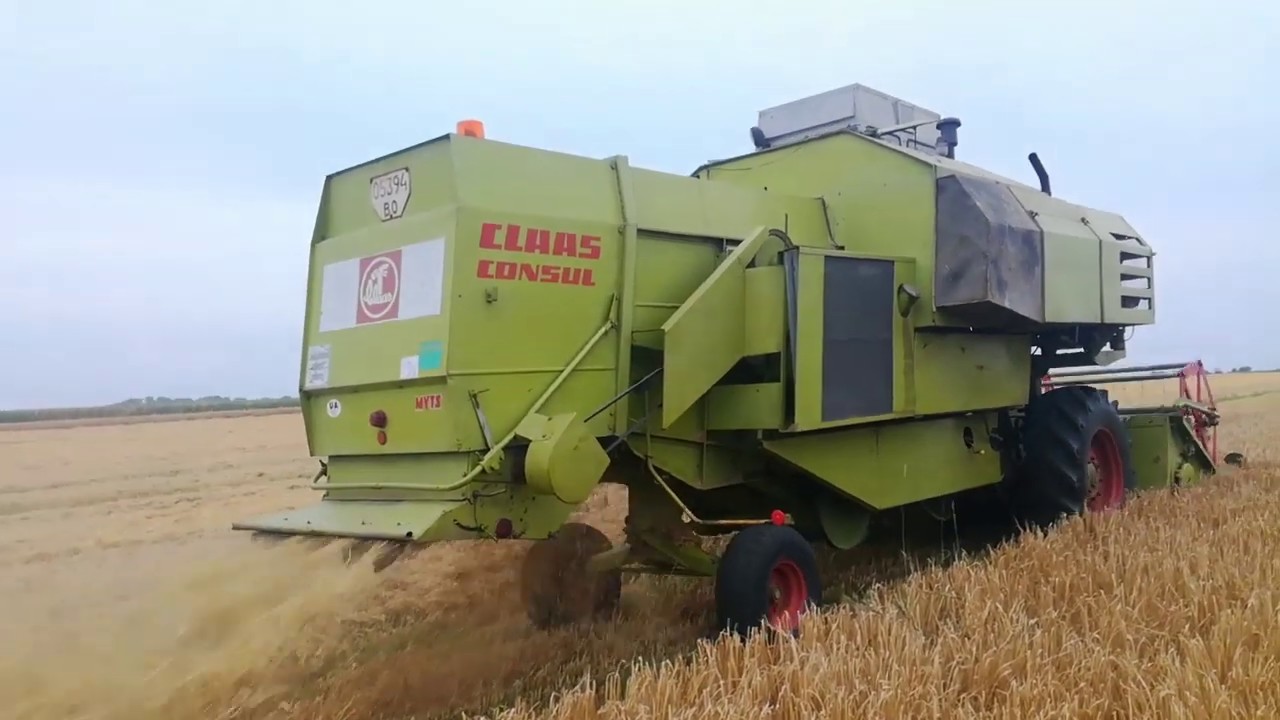 CLAAS Consul на збиранні ярого ячменю у фермерському господарстві.