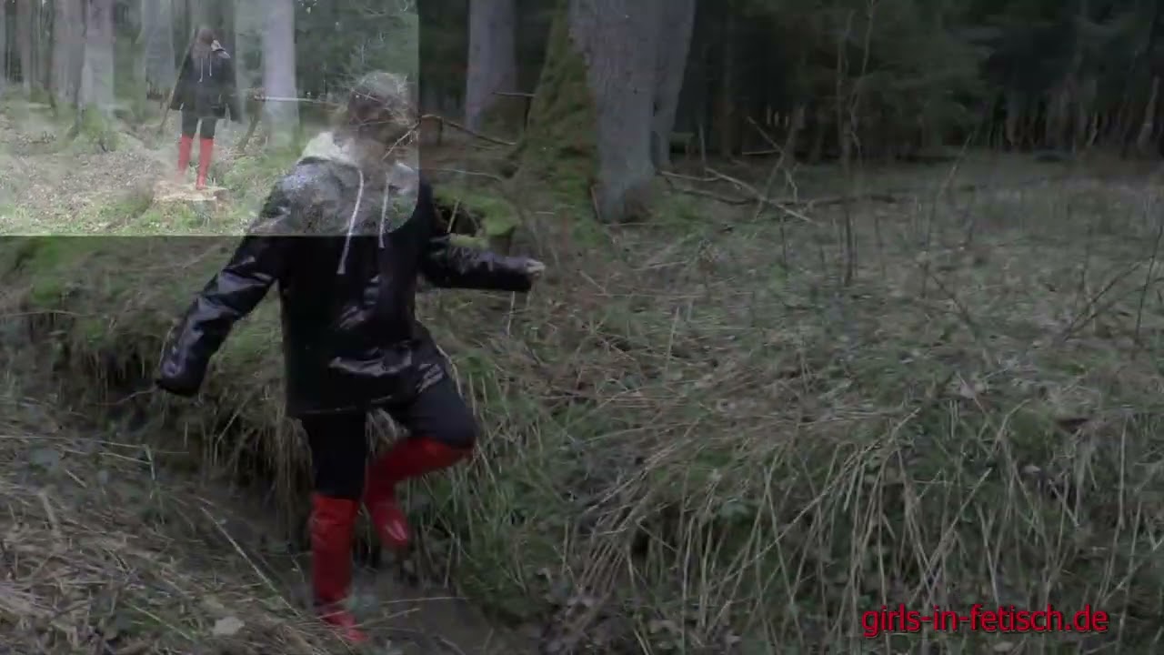 Rote Calvin Klein Gummistiefel im Wald (Movie228part2)