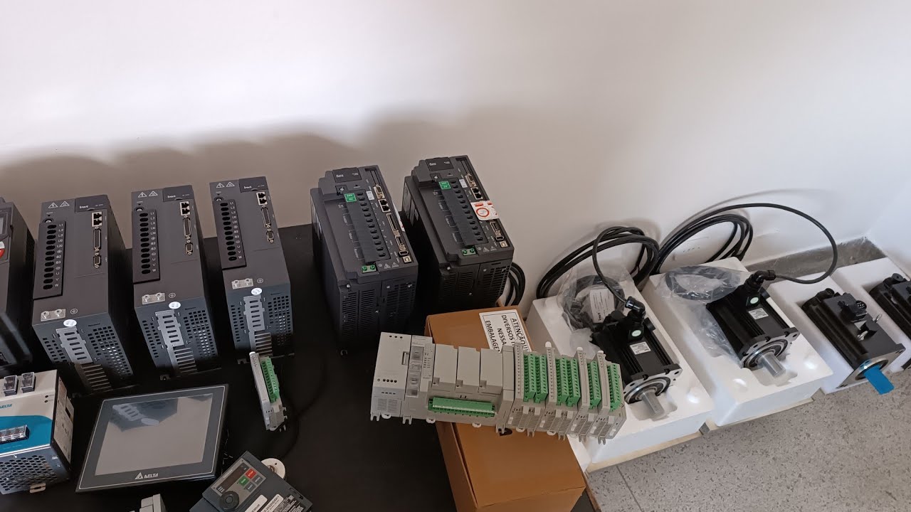 Controle de Movimento de Máquinas: Sistema de Automação c. Servo Drives, Servo Motores, CLP e IHM