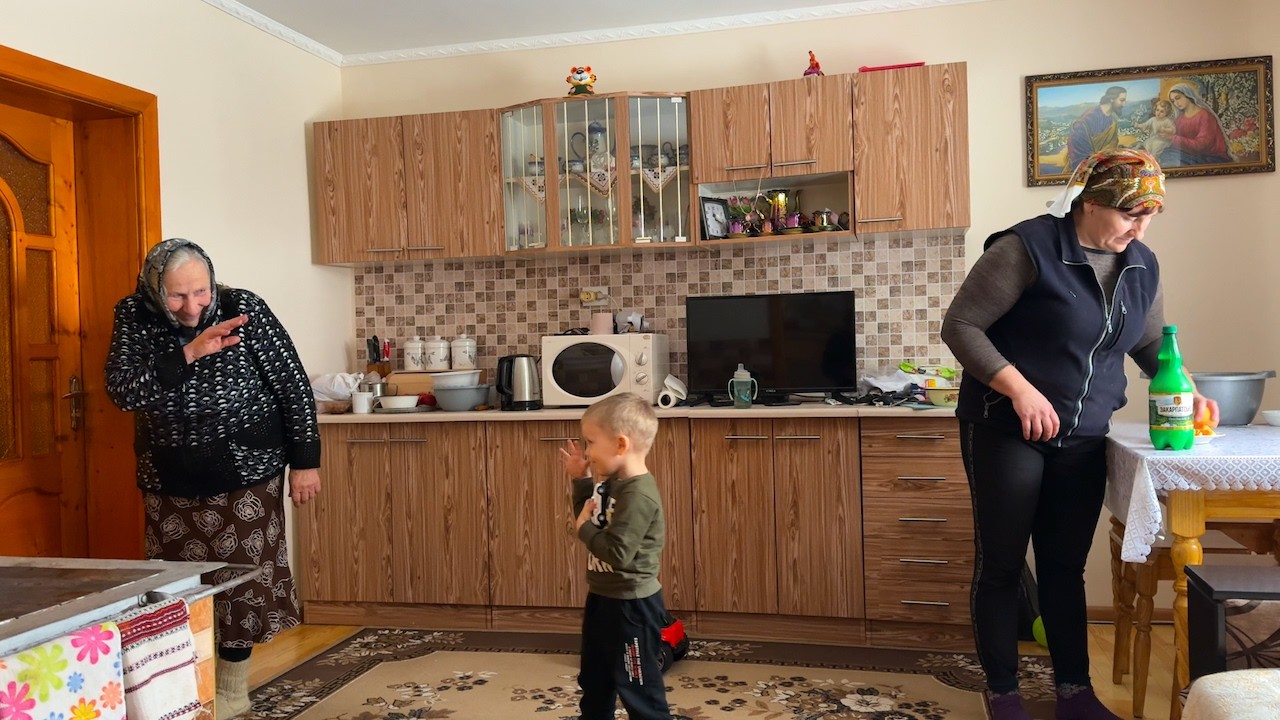 High in the Carpathians 🏔️❤️ Grandpa Repairs the Barn & Grandma Bakes Traditional Bread 🍞